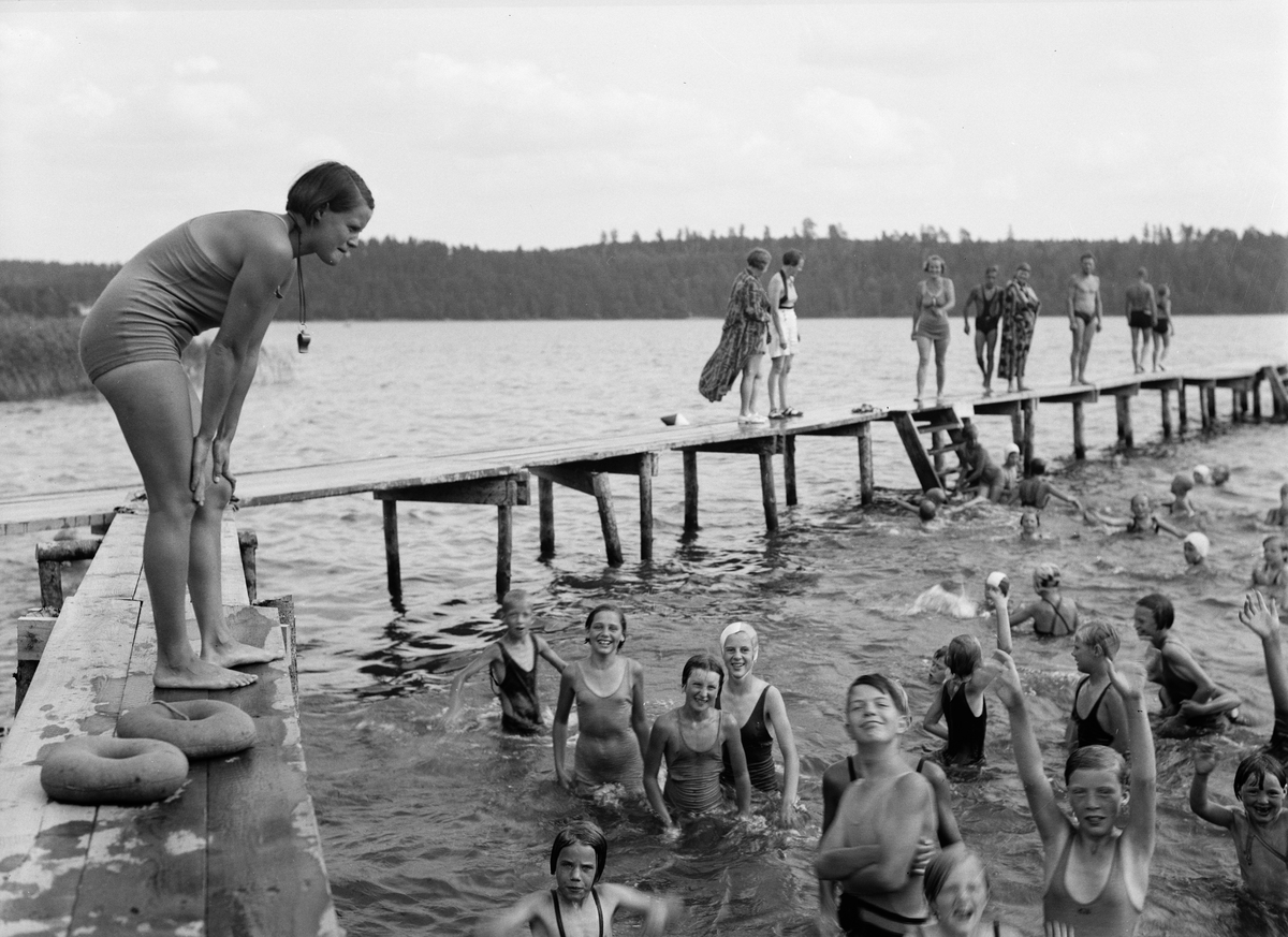Paul Sandberg, The swimming teacher Aina Ekstedt supervises bathing children in the Lyssnaängsbadet, Graneberg