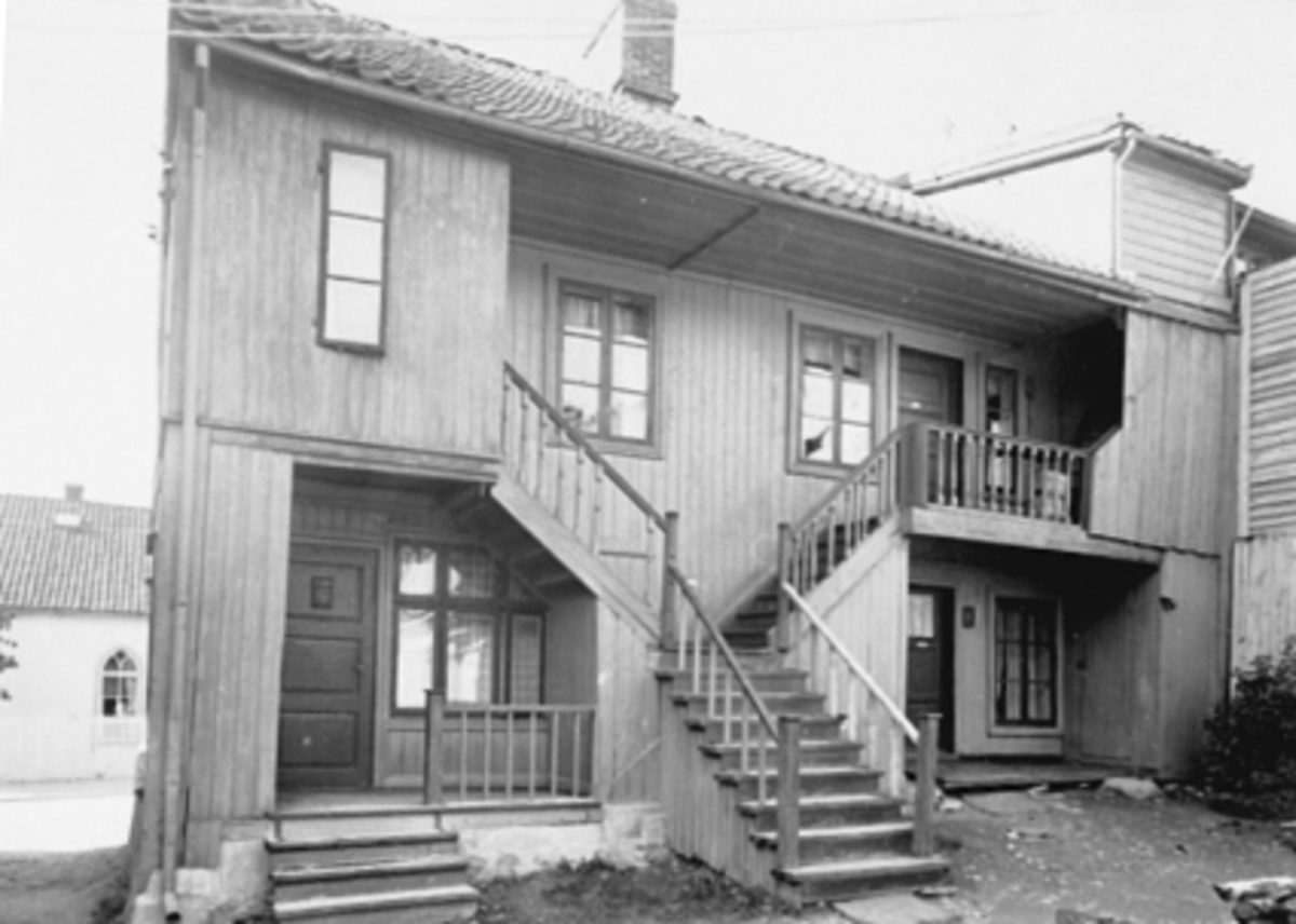 Anno Domkirkeodden, BAKGÅRD, TRAPPER, GRØNNEGATE 61, INNGANGSPARTI.