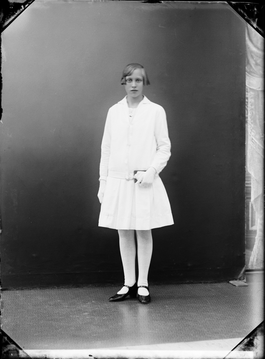 Skötsner-Edhlund, Ateljé Portrait - May Karlsson from Knypplan, Uppland