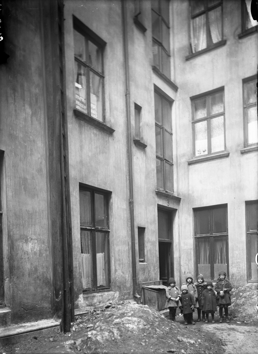 Nanna Broch, Fra gårdsrom, bygårder, Grünerløkka, Oslo. Barnegruppe står innerst. Fra boliginspektør Nanna Brochs boligundersøkelser i Oslo 1920-årene.