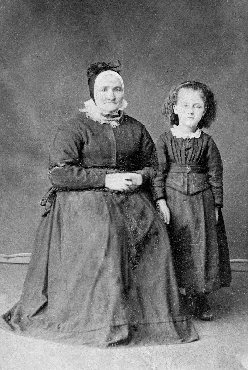 Anno Domkirkeodden, OLIV BRYHNI 1822 - 1904, MED BARNEBARN ???, MÅGÅRD, KVINNEDRAKT, HODEPLAGG, SKRUD, LUE, KJOLE