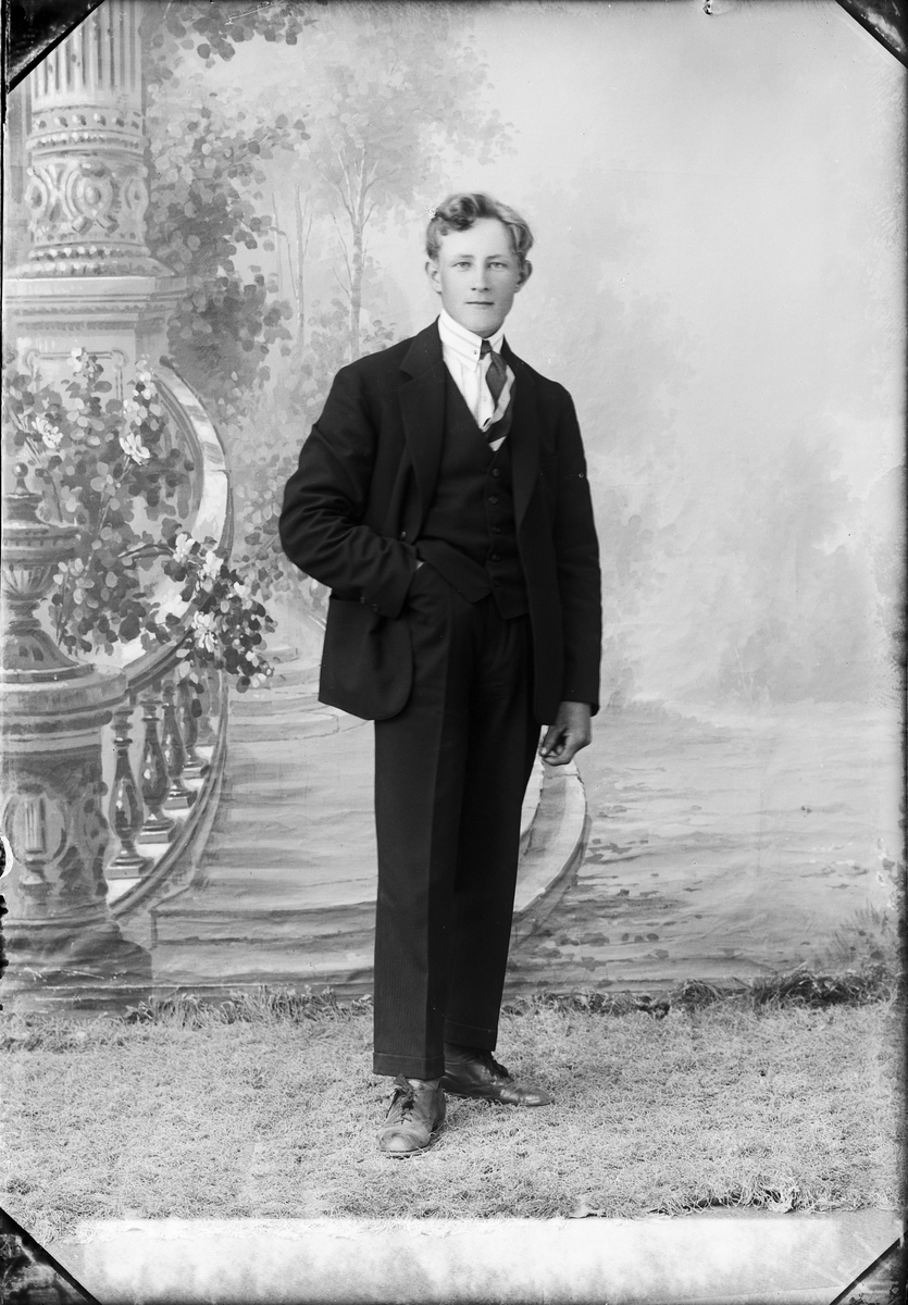 Skötsner-Edhlund, Ateljéporträtt - Viktor Öberg från Duderö, Börstil socken Uppland 1926