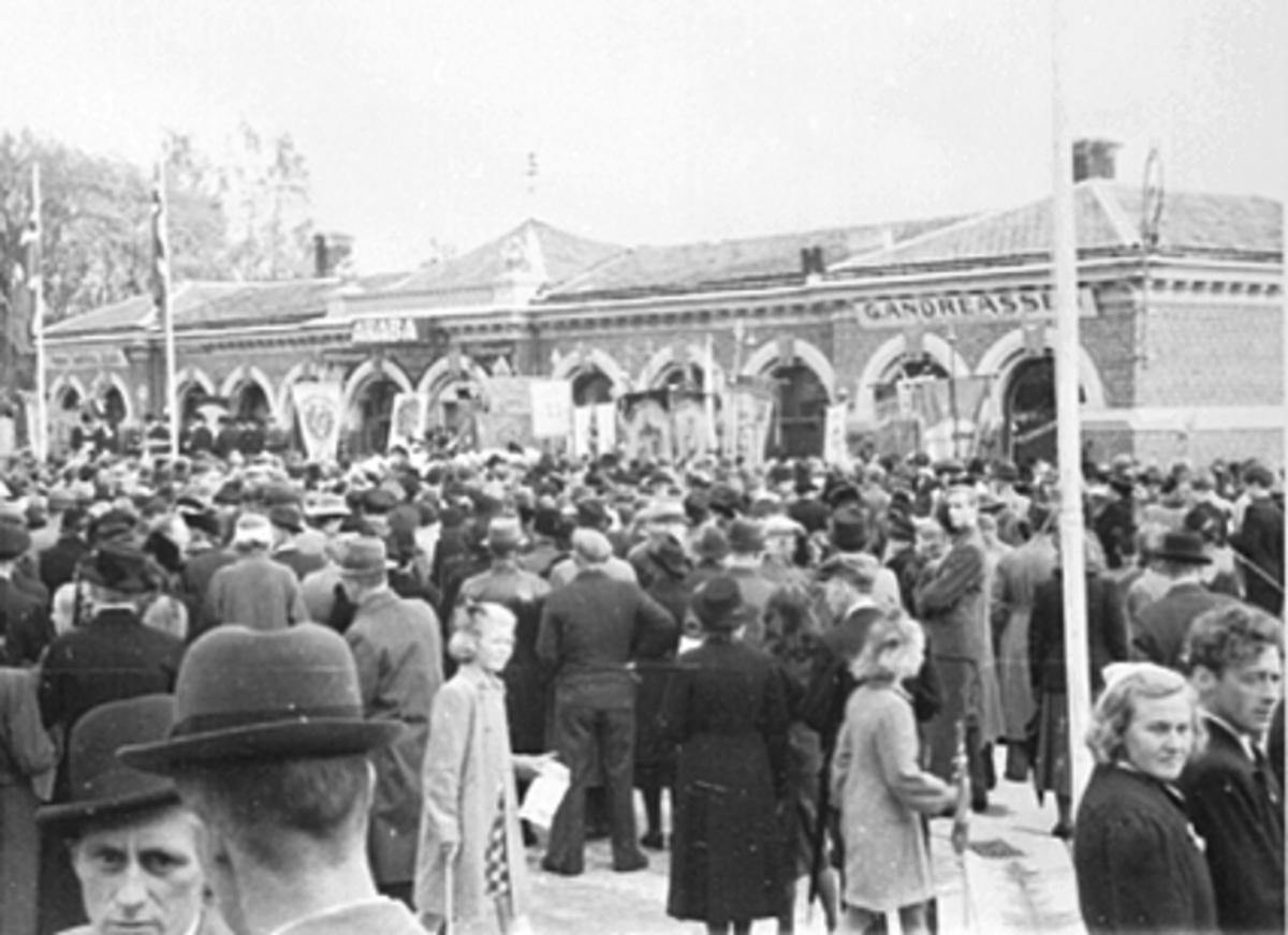Anno Domkirkeodden, 17 MAI PÅ STORTORGET, TALESTOL FORAN BASARBYGNINGEN, MYE FOLK