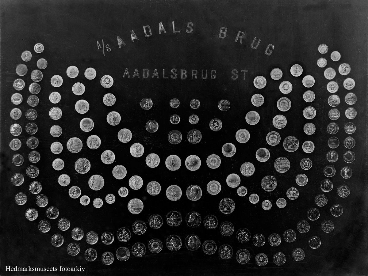 Anno Domkirkeodden, MANGE UTSTILLINGSMEDALJER MONTERT, A/S AADALS BRUG, AADALS BRUK ÅDALSBRUK Løten.