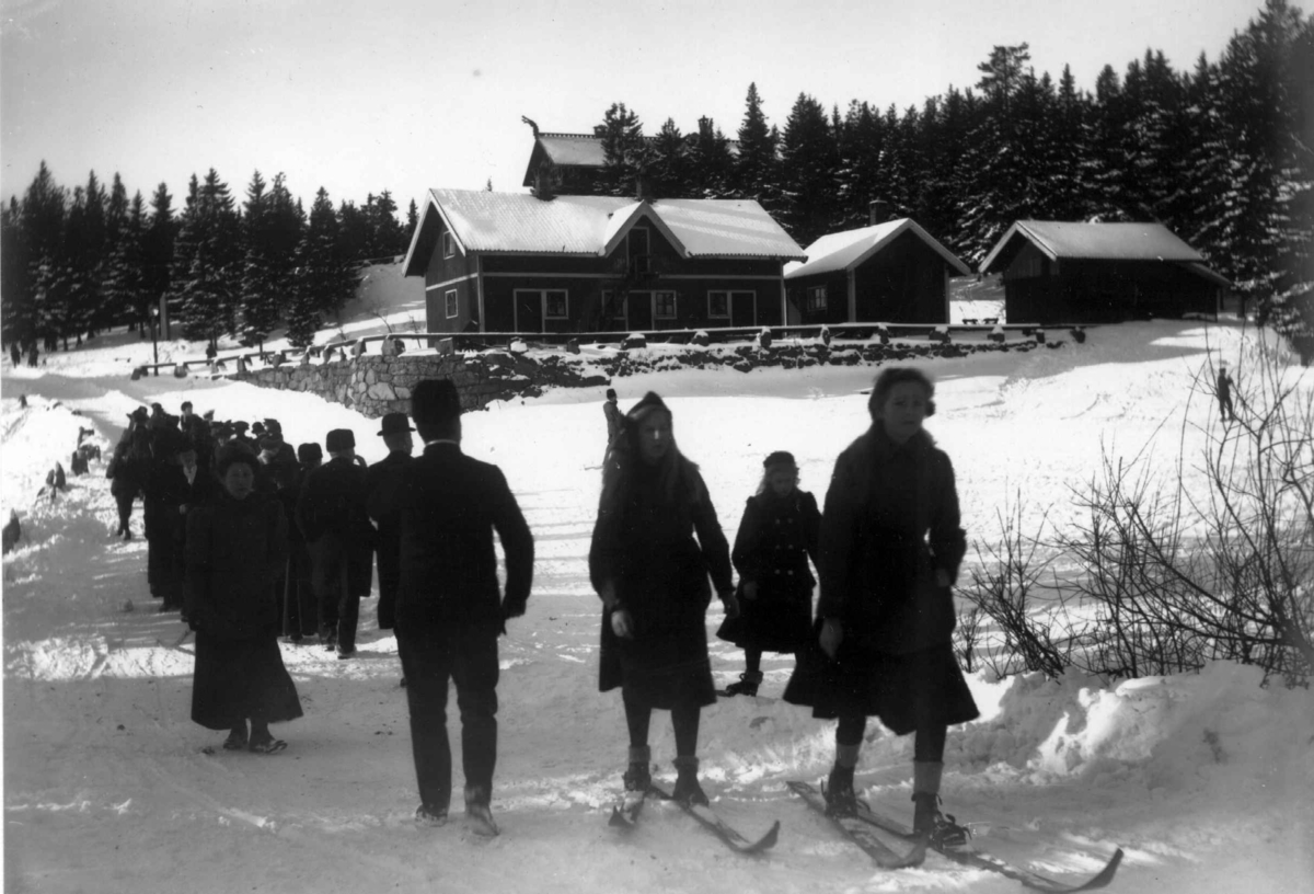 Hermann Christian Neupert, Frognerseteren, Oslo. 1908-1910. Vintermotiv. Sportshallen. Skiløpere.