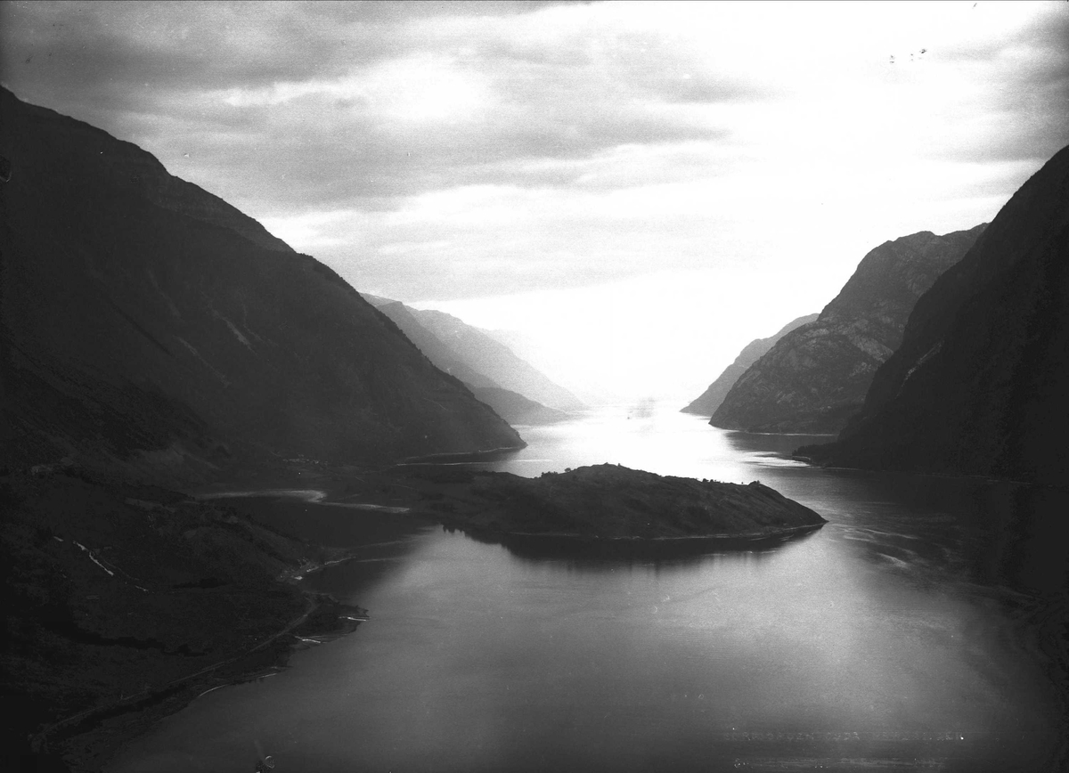 Solveig Lund, Landskapsfotografi, Sørfjorden og Eitrheimsneset. Bildet er tatt mot nord (ut fjorden), fra Kalvanes. Tokheim til venstre.