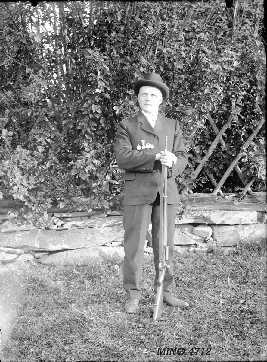 Peder J. Bredalslien, person, klær, gevær, dress, hatt, medalje, skytter,