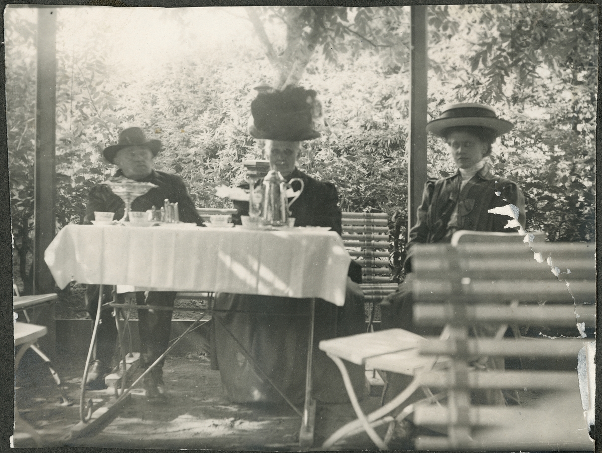 Okänd,, Nymans drink coffee in the garden, Uppsala