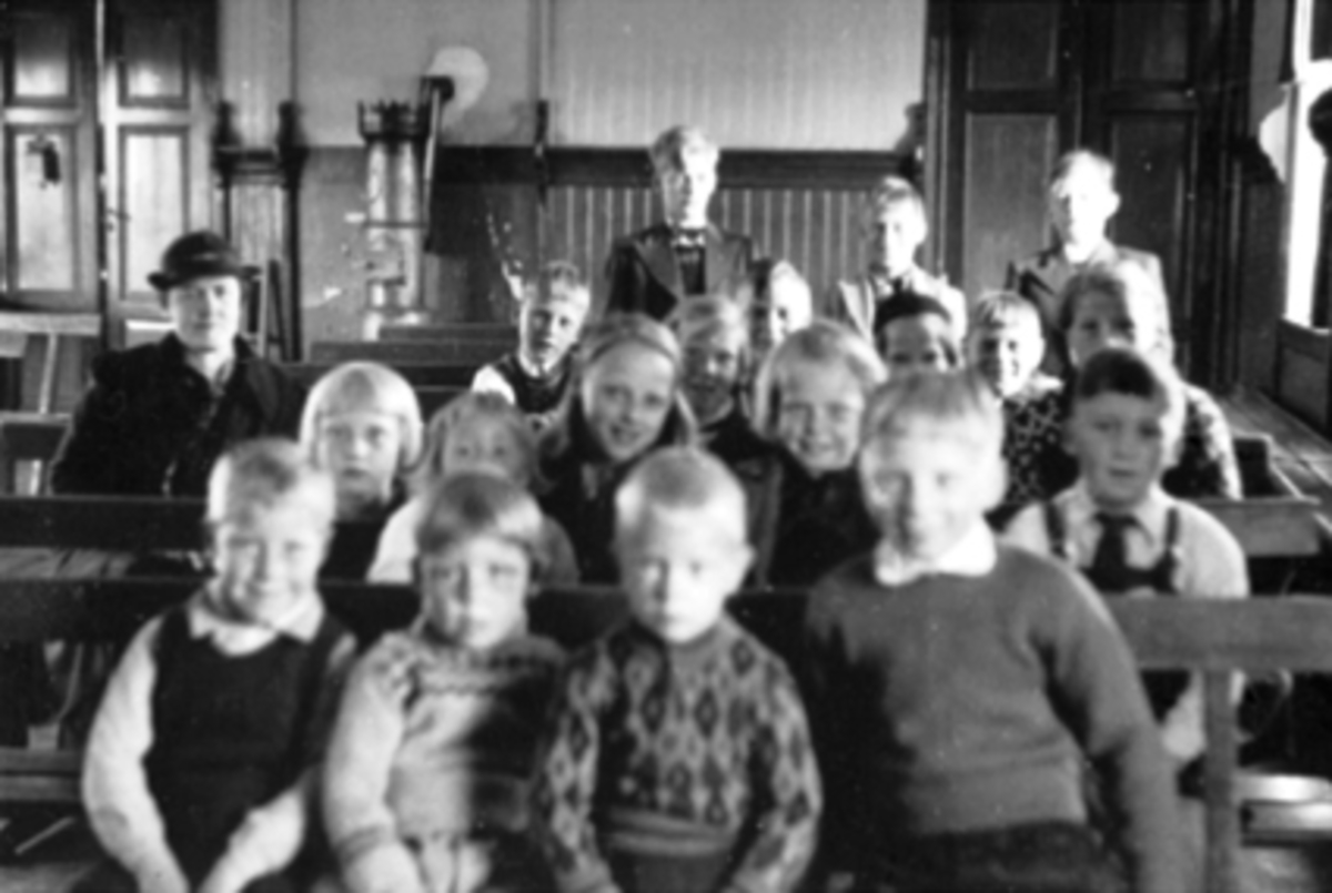 Anno Domkirkeodden, INTERIØR BAPTISTKIRKEN, SØNDAGSSKOLE, MANGE BARN