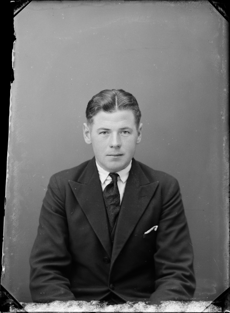 Skötsner-Edhlund, Ateljéporträtt - Knut Andersson från Kallerö, Forsmark socken, Uppland