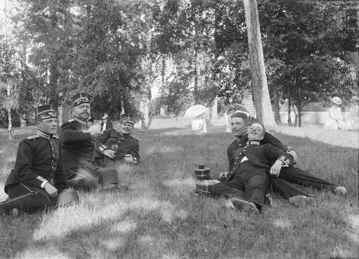 Henri Osti's Fotografiateliér, Lieutenant Ekstedt, Captain Stiernstedt, Lieutenant Sylvander, Lieutenant Bille and Unknown in Uppsala 1901
