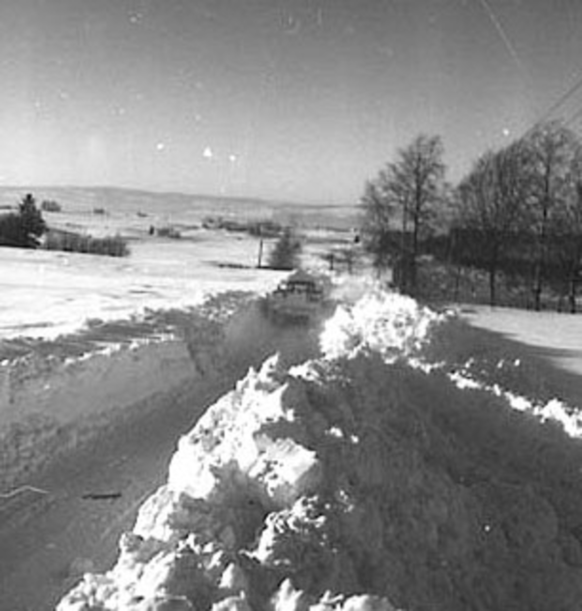 Anno Domkirkeodden, TRAKTOR PÅ VEG, SNØVINTEREN 1962, HØYE BRØYTEKANTER, SNØBRØYTING, LALUM GÅRD