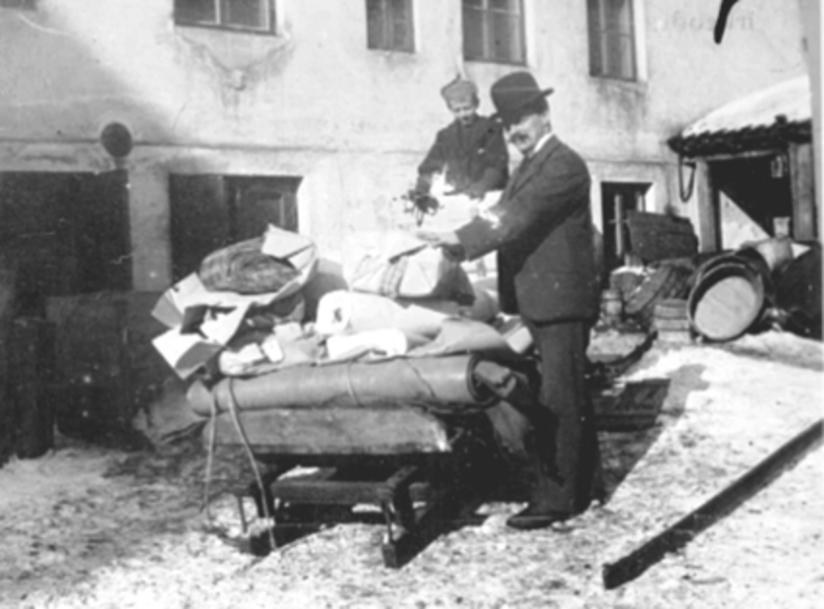 Anno Domkirkeodden, BAKGÅRD, SLEDE MED VARER, MANN OG GUTT PAKKER UT, TRANSPORT