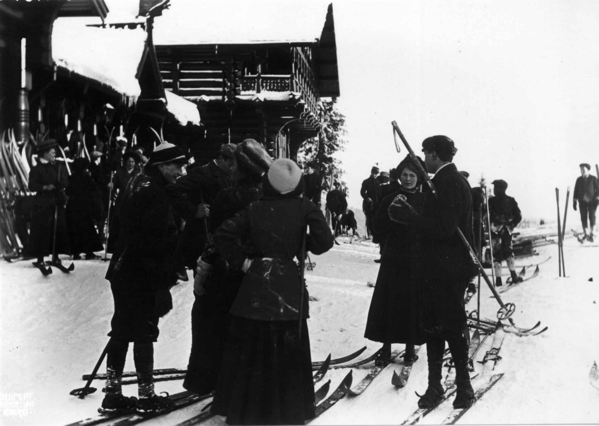 Hermann Christian Neupert, Frognerseteren, Oslo. 1908-1910. Vintermotiv. Skiløpere.