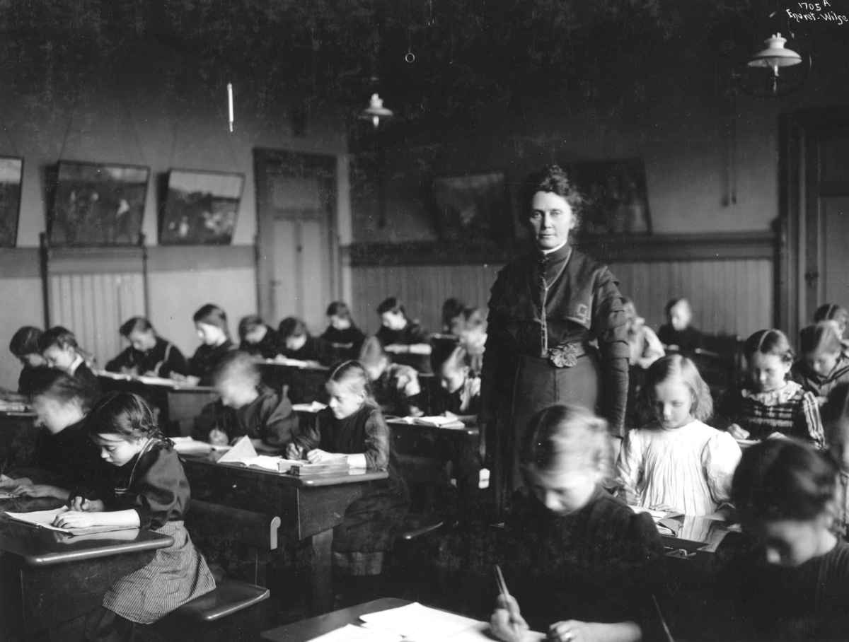 Anders Beer Wilse, Lærerinne Anna Rogstad underviser pikeklasse på Sagene skole.