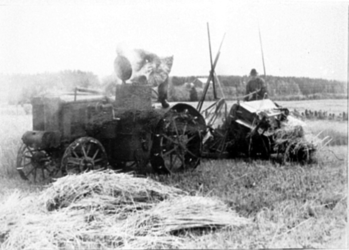 Anno Domkirkeodden, SØRBRYN GARD, SKURONN, JERNTRAKTOR MED GASSGENERATOR OG SELVBINDER, SLEPEBINDER
