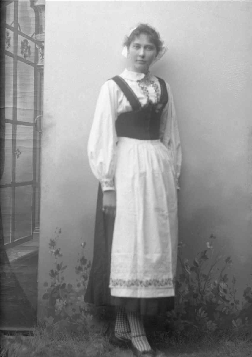 Gustav Borgen, Portrett, kvinne i bunad. Kristine Varhaug.