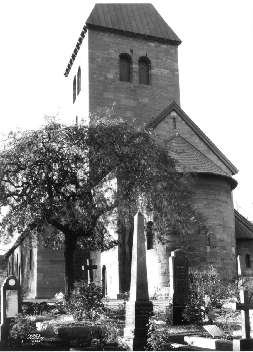Hermann Christian Neupert, Gamle Aker kirke, Oslo. 1936. Oslos eldste eksisterende bygning. Antakelig fra første halvdel av 110-tallet.
