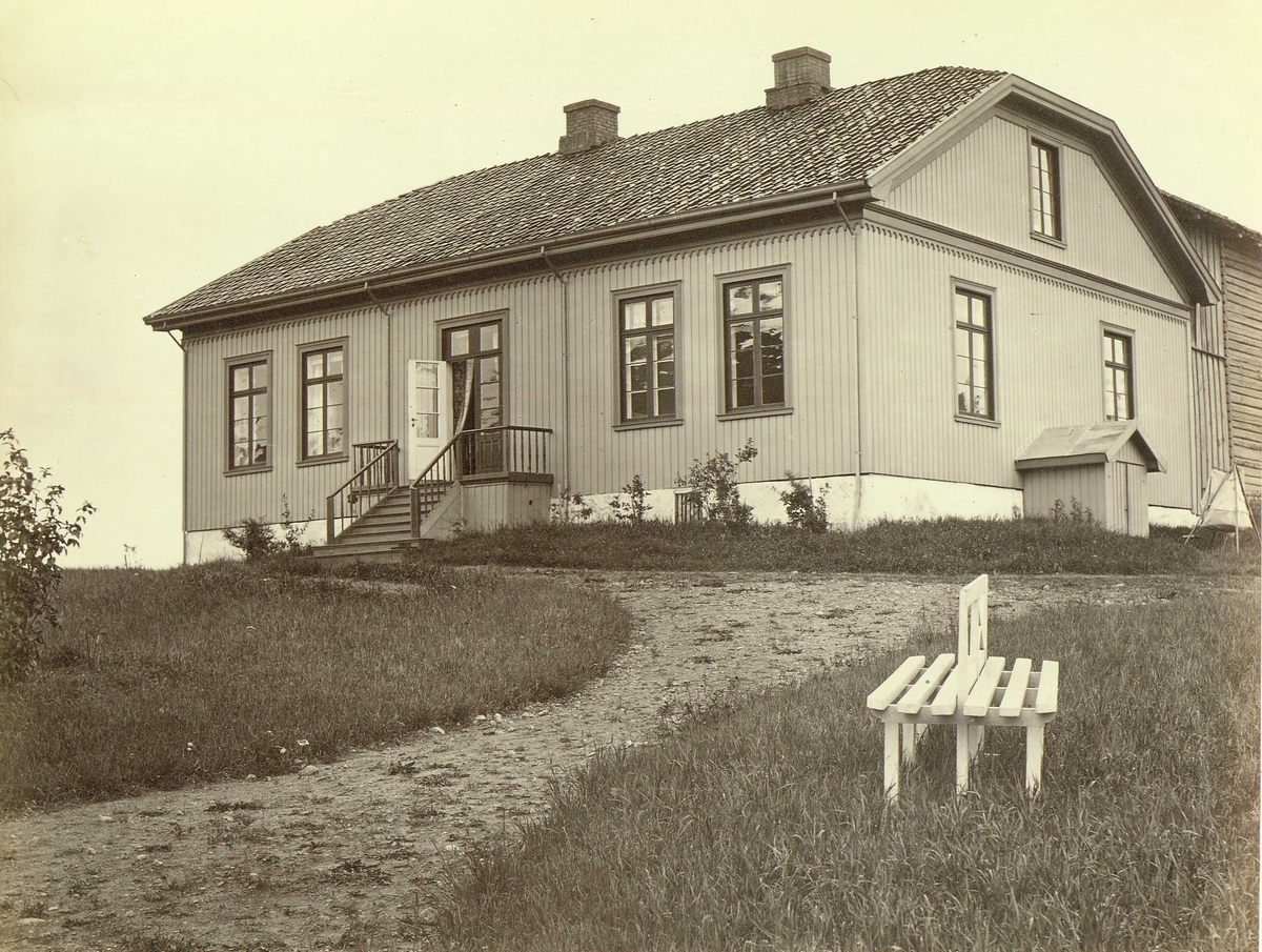 Henry Rosling, Hovedbygning, Sundhaugen gård, ant. ved Sundet, Øvre Eiker, Buskerud, se også NF.15003-052. Fra serie norske landskapsfotografier tatt av den engelske fotografen Henry Rosling (1828-1911). Sundhaugen i Drammen i følge publikumskommentar.