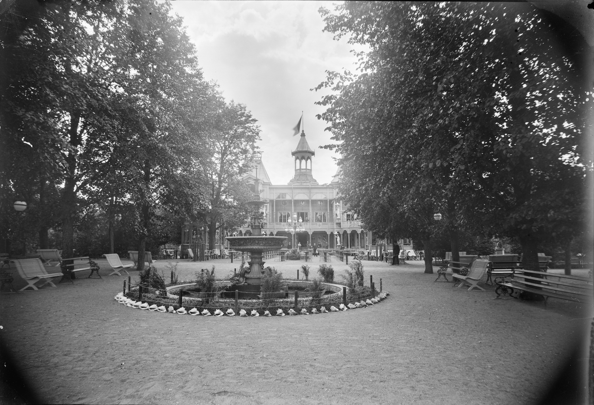 Henri Osti's Fotografiateliér, Fontän i Stadsträdgården utanför restaurang Flustret, Uppsala 1906