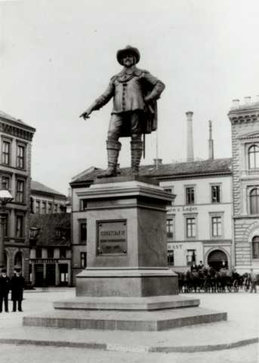 Axel Lindahl, Stortorvet, Oslo ant. ca. 1880-årene. Christian IV statuen.