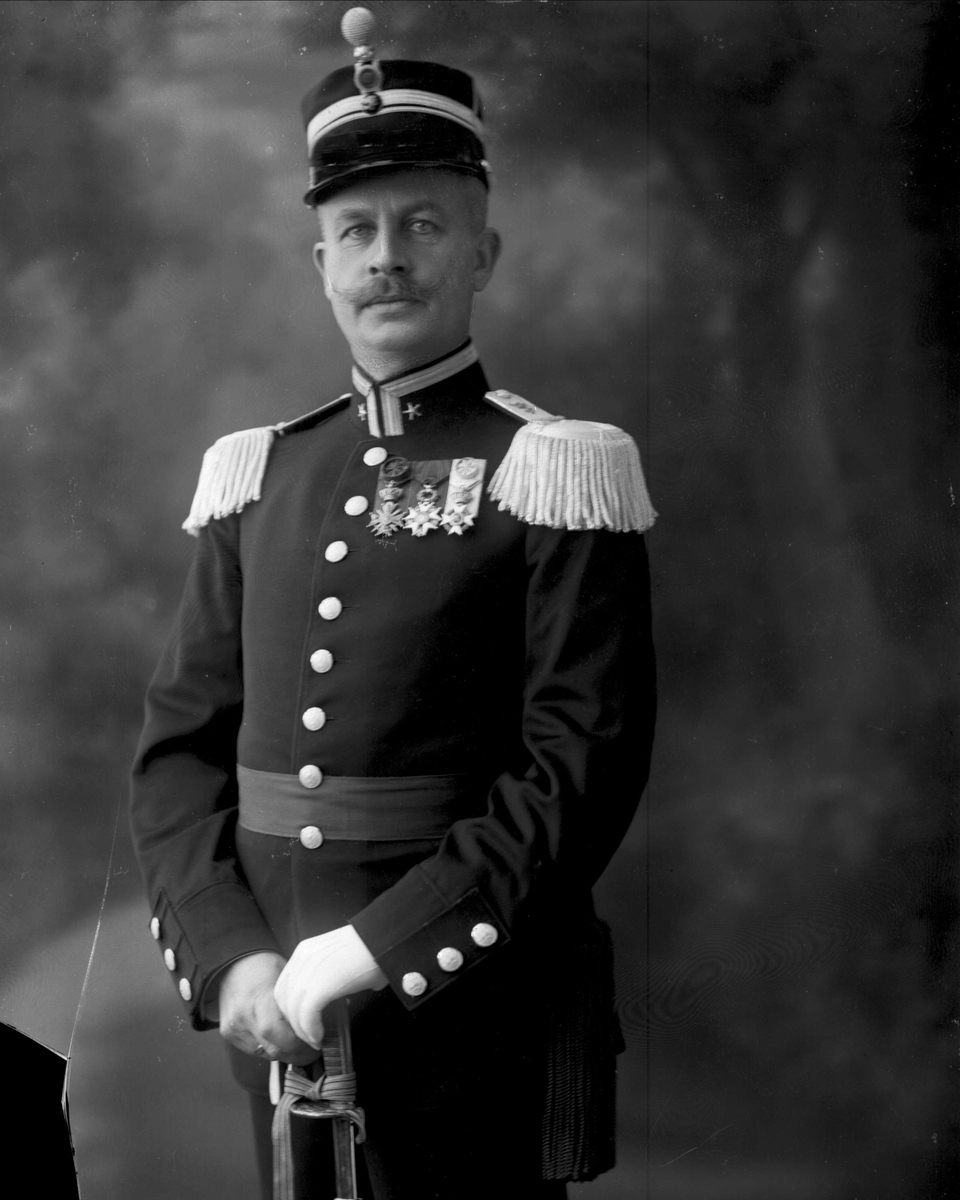 Gustav Borgen, Portrett, John Collett Anker Dahl, født 1866, i uniform som major ved infanteriet som reglementert fra 1910 til 1957. Fotografert 1914.