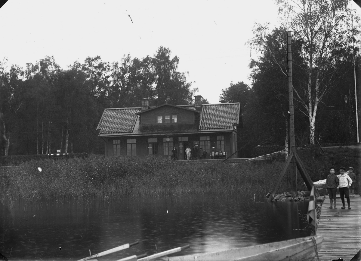 Gustaf Ferdinand Hallberg, Railway station, group picture.