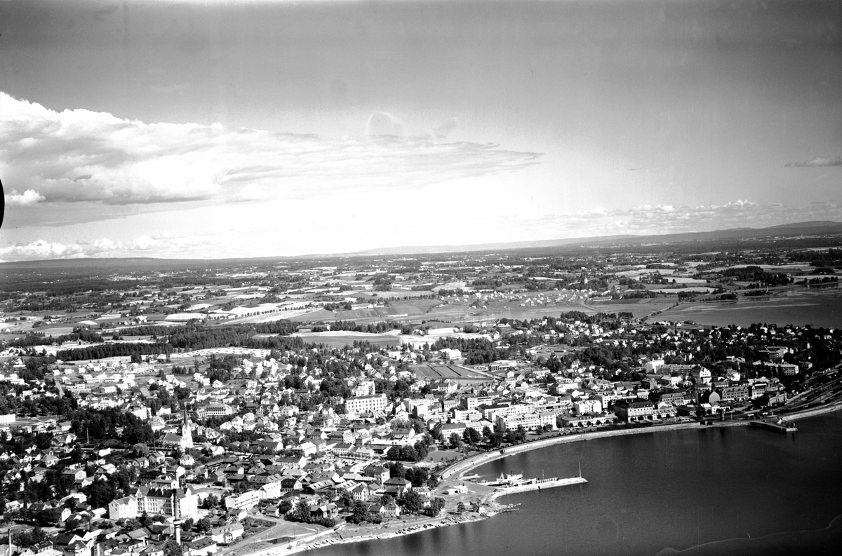 Widerøes Flyveselskap A/S, FLYFOTO STOR OVERSIKT FRA VESTBYEN OG HØIENSALODDEN, SENTRUM MOT VANG
