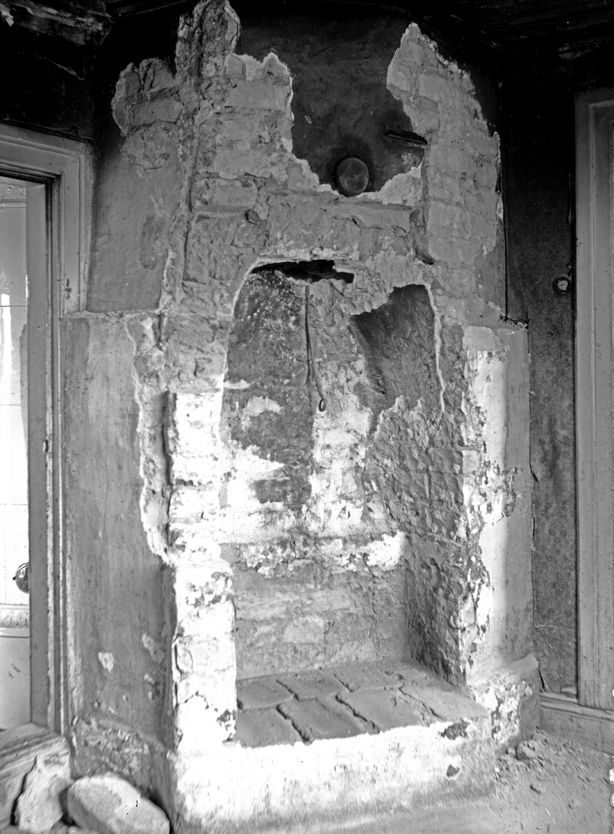 Paul Sandberg, Stove during dismantling in a weekend home - now at the open-air museum Disagården - in the original place in Gränby, Björklinge parish, Uppland