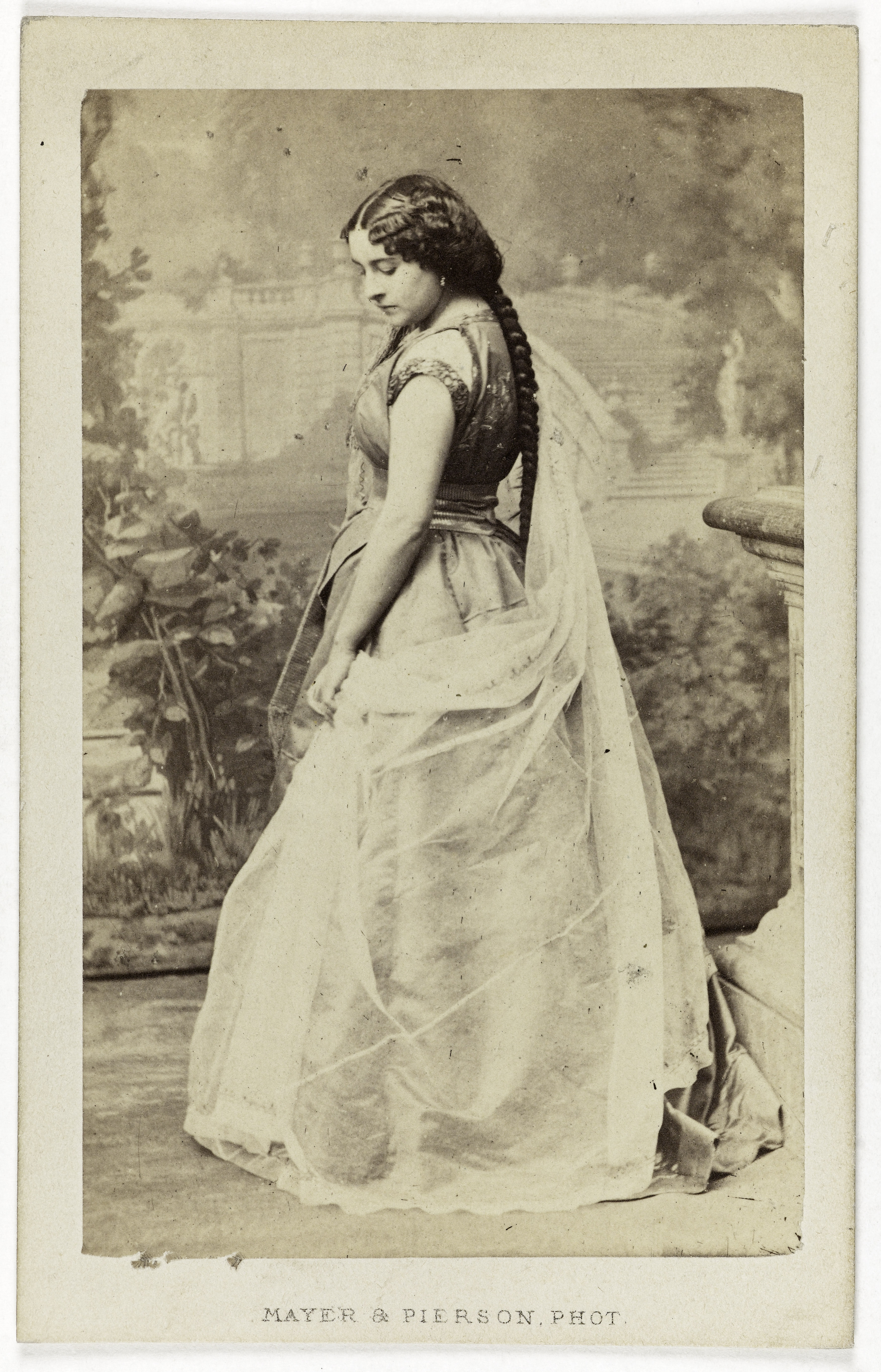 Mayer Frères et Pierson, Portrait de Céline Montaland (1843-1891), actrice de théâtre.