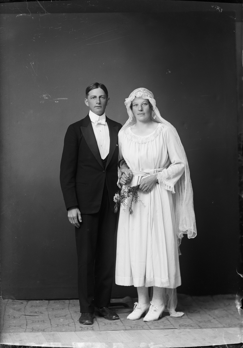 Skötsner-Edhlund, Brudparet Malm från Harg socken, Uppland 1922