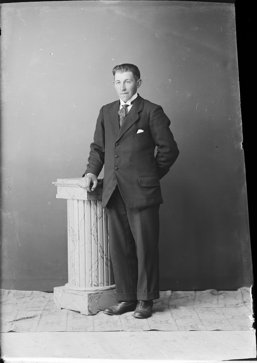 Skötsner-Edhlund, Ateljé portrait - Wilhelm Wahlström from Forsmark, Uppland 1922
