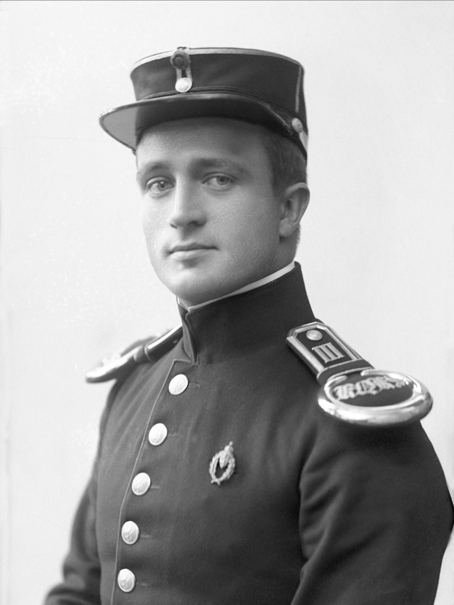 Gustav Borgen, Portrett, mann i kadettuniform.