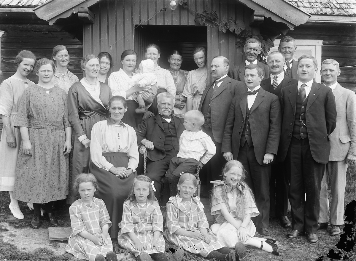 Oscar Løberg, Familie gruppe. Gruppe 24. 1 rekke barn, Borghild Gaalaas, Ellen Graaten; Dorthe Løkken, Borghild Nybakken. 2. rekke. Lisbeth Palerud, Mikkel Skjeseth med Mikkel Tømte på fanget. 3. rekke. Elias Palerud, ErikRøsbakk, Michael Skjeseth, Nils Tømte, Jens Tømte, Johannes Tømte, Bernhard Tømte. 4. rekke…
