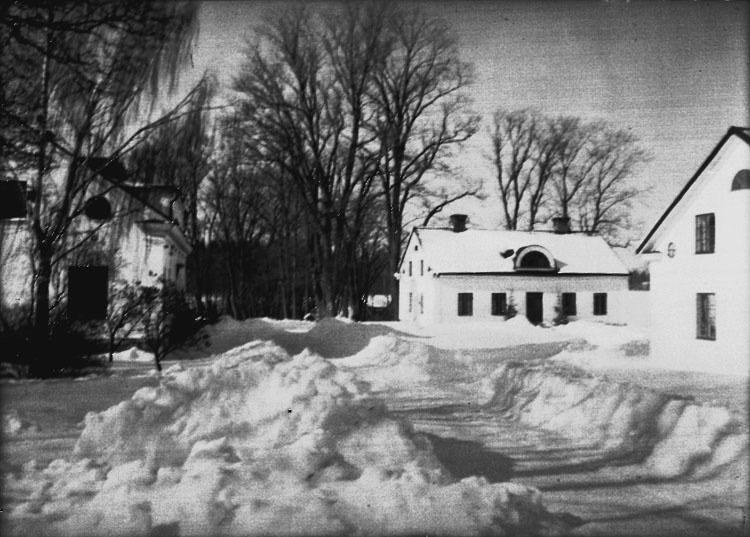 Sven Lindskog, Sörby säteri, one-storey residential building with furnished wind, two wing buildings, the avenue up to the house. Winter Image. Miss Ingrid Lindström