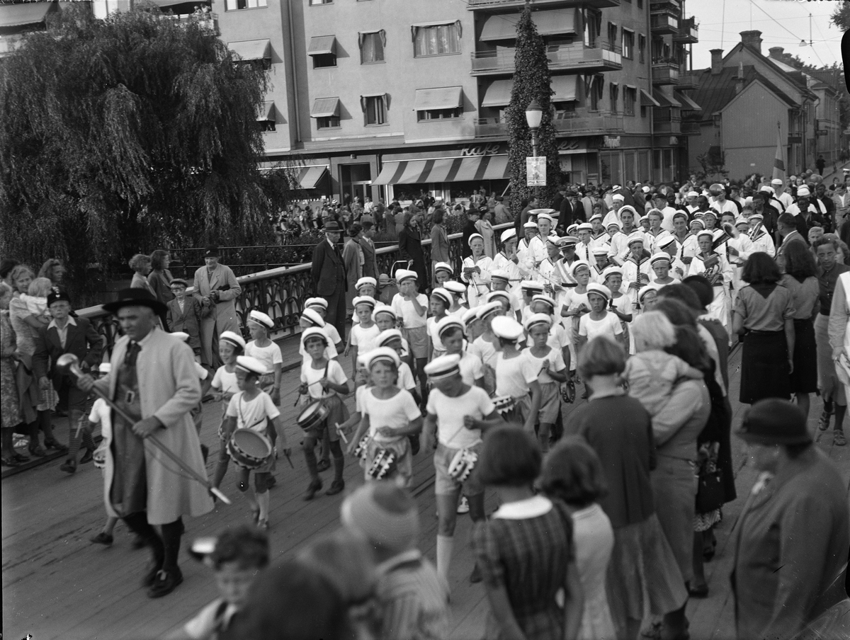 Paul Sandberg, Children’s parade with master builder Anders Diös in the agglomeration passes the Icelandic Bridge at the inauguration of the Children’s Day