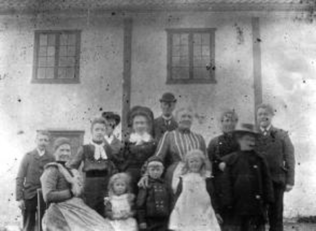 Anno Domkirkeodden, Gruppe personer foran hovedbygningen på Fjell. Foran er Othilie Bratberg, Hjørdis, ukjent, Birger, ukjent, Arnfrid, Marie Fjeld. Bak er Mons Fjell, Signe Gysseler, Olaves Fjeld, Ragnhild Steen, Kristian Bratberg, Valborg Fjeld, Mina Larsen, Lars Larsen.
