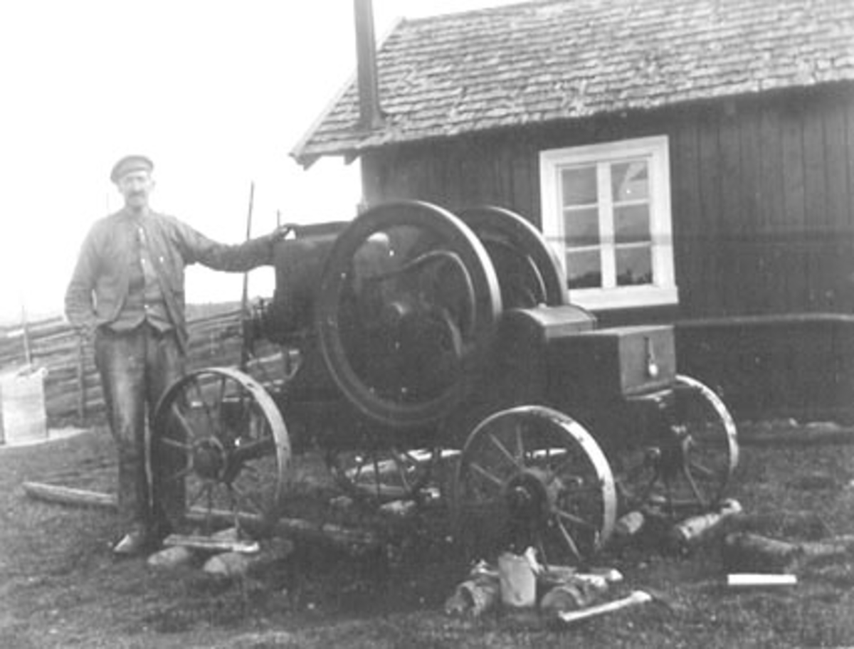 Anno Domkirkeodden, TRESKESJEF KARL LØKENHAGEN VED TRESKEVERK DREVET AV PARAFIN, ROMEDAL,