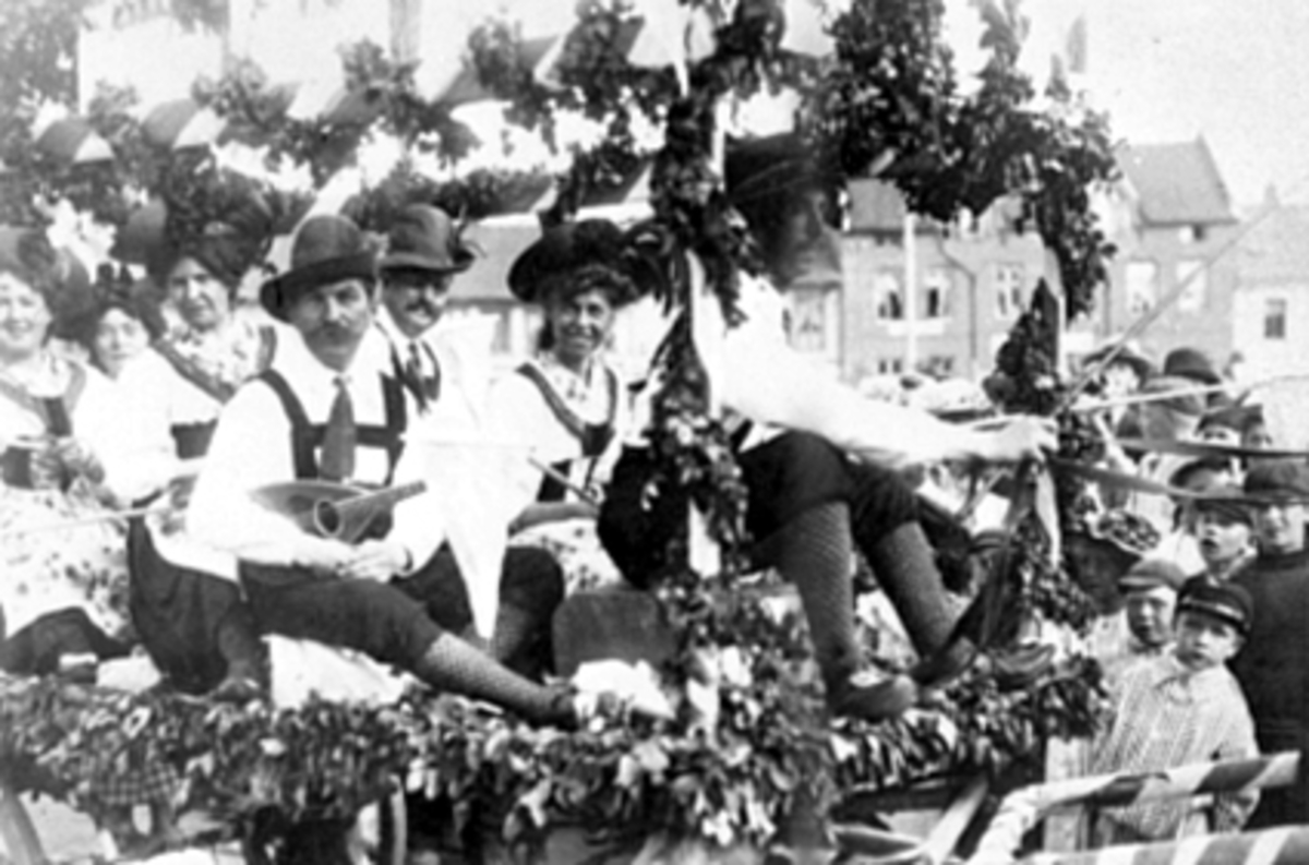 Anno Domkirkeodden, BARNEHJELPSDAGEN, OPPTOG, UTKLEDDE FOLK I KJERRE, FRA VENSTRE LAURA LARSEN, LAURA THORSTENSEN, BENNY RINGNES, ANSTEIN LIE, JØRGEN LARSEN, MAGNHILD MORITZ HANSEN OG OSCAR WIIK, TILSKUERE