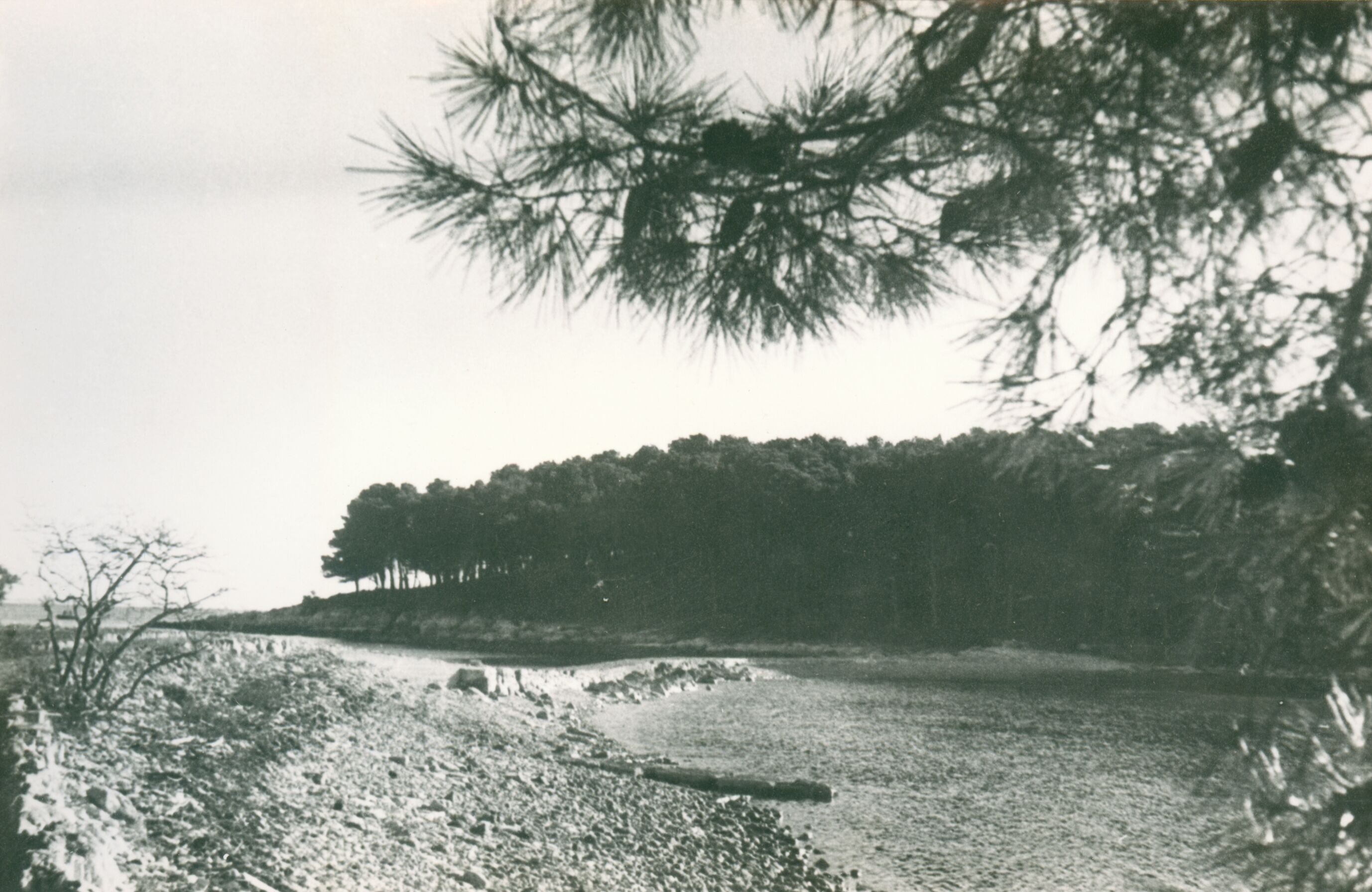 Branko Fučić, Sveti Andrija (Rovinj), preostaci ruševina rimske ili ranosrednjovjekovne zgrade u uvali Val Maschin; veći dio pod morskom razinom, situacija u zaljevu