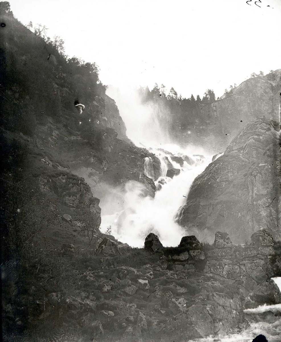 Tom Kent, Låtefoss, Odda. Bro med stabbesteiner krysser elva.
