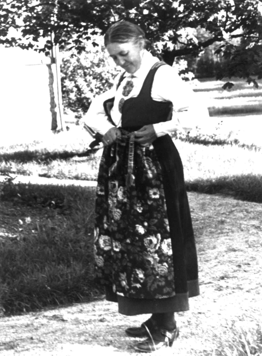 Anna Grostøl, Dølemo Åmli, Aust-Agder 1940. Fru Guro Eppeland kledd i kvinnedrakt.