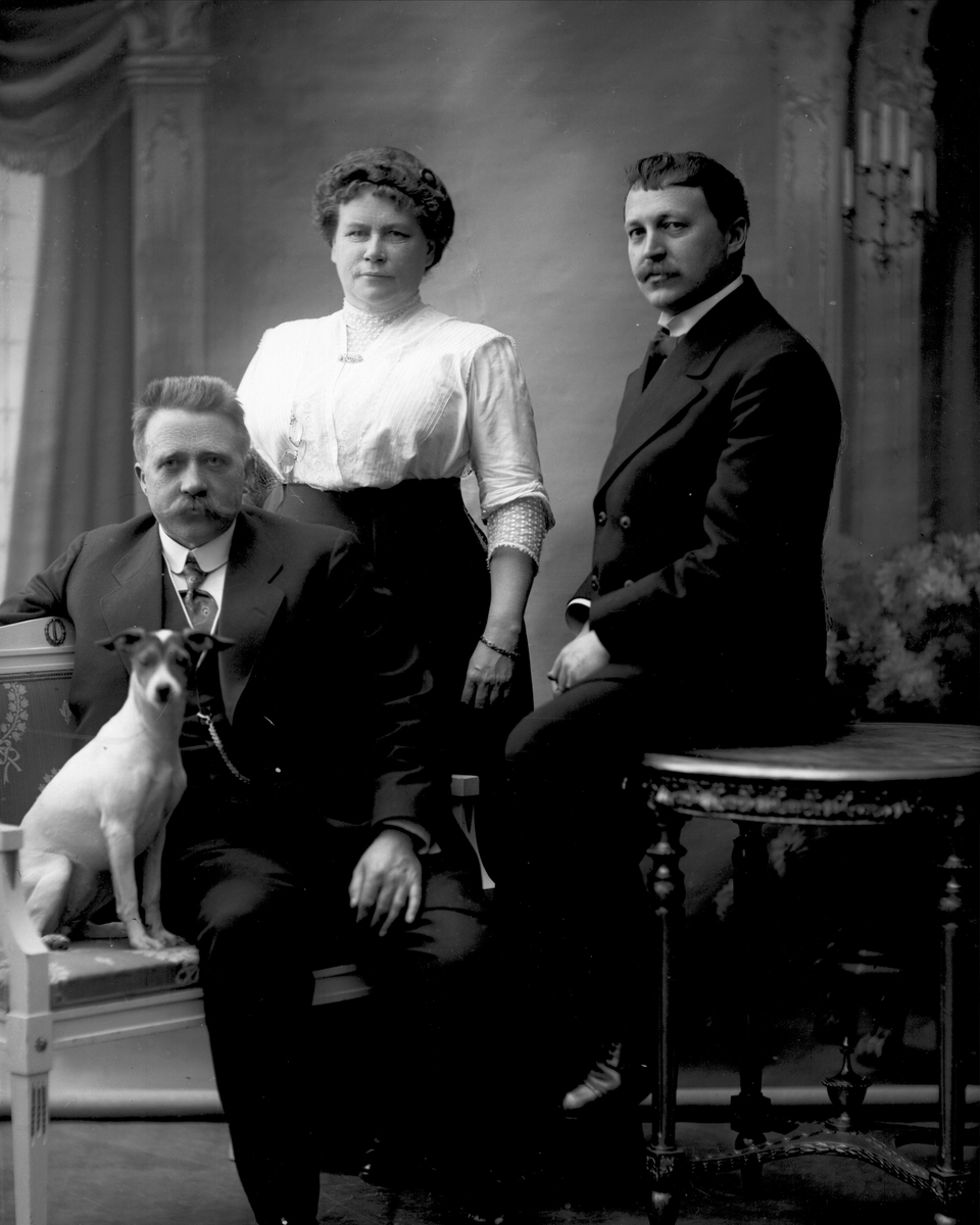 Gustav Borgen, Gruppeportrett, familiebilde med hund. Peter Myhre.