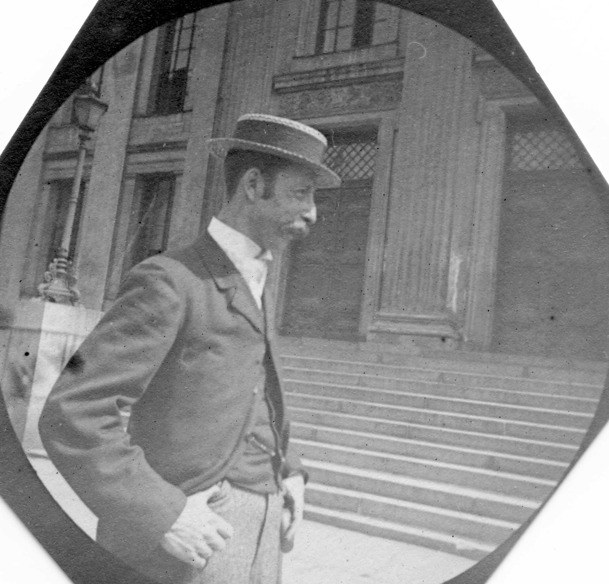 Fredrik Carl Mülertz Størmer, Professor Bendiscson (?) fra Stockholms Høgskola foran trapp til bygning, ant. del av Universitetet i Oslo.