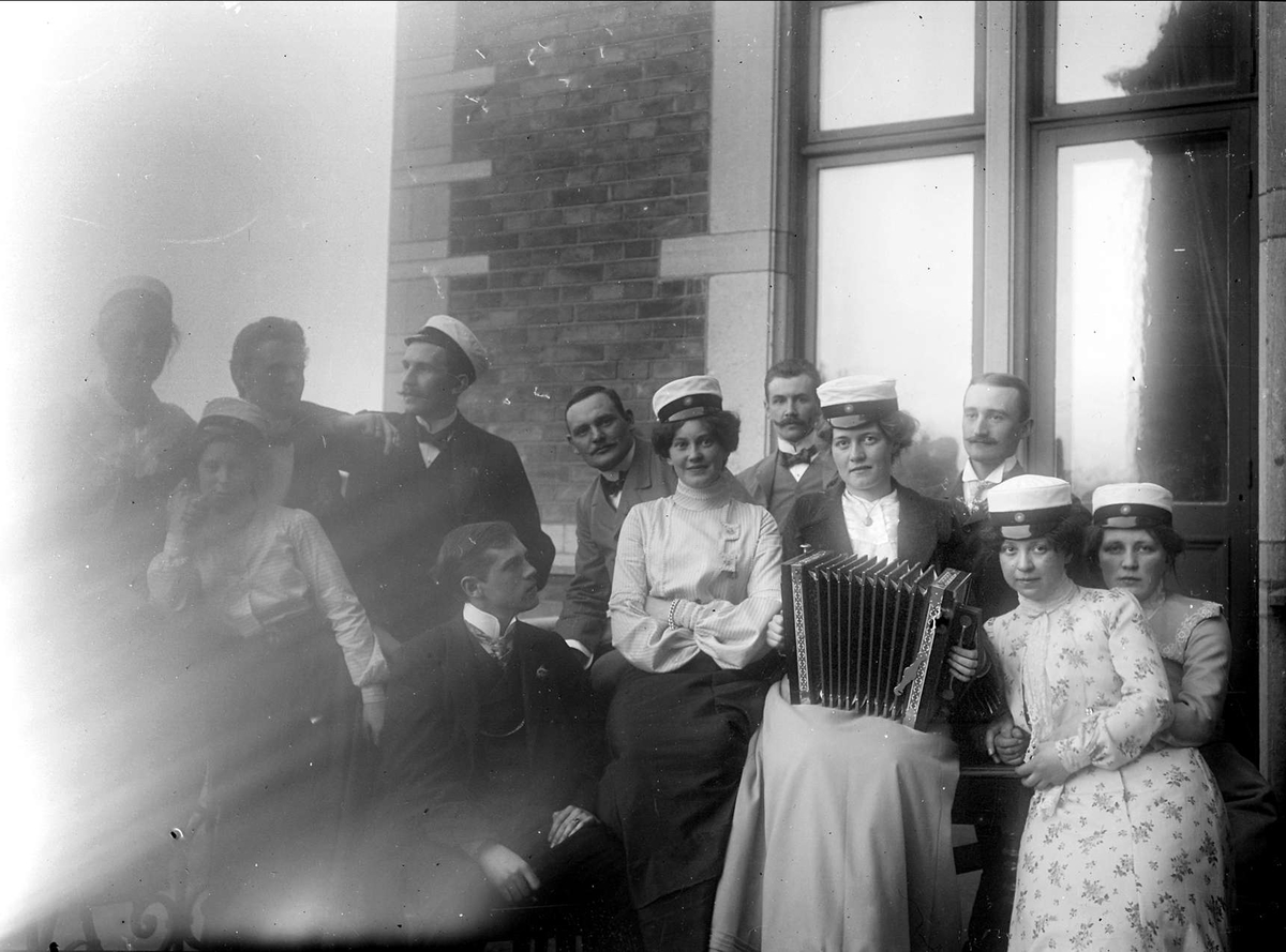 August Fredrik Schagerström, Grupporträtt - studenter med dragspel, sannolikt Uppsala 1903