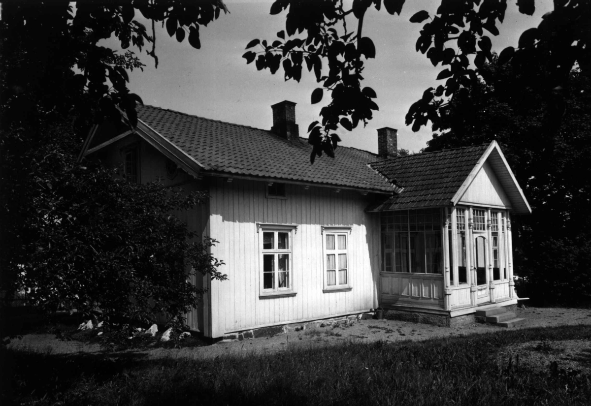 Anders Beer Wilse, Furuset gård, Oslo, Østre Aker. Våningshuset med glassveranda..