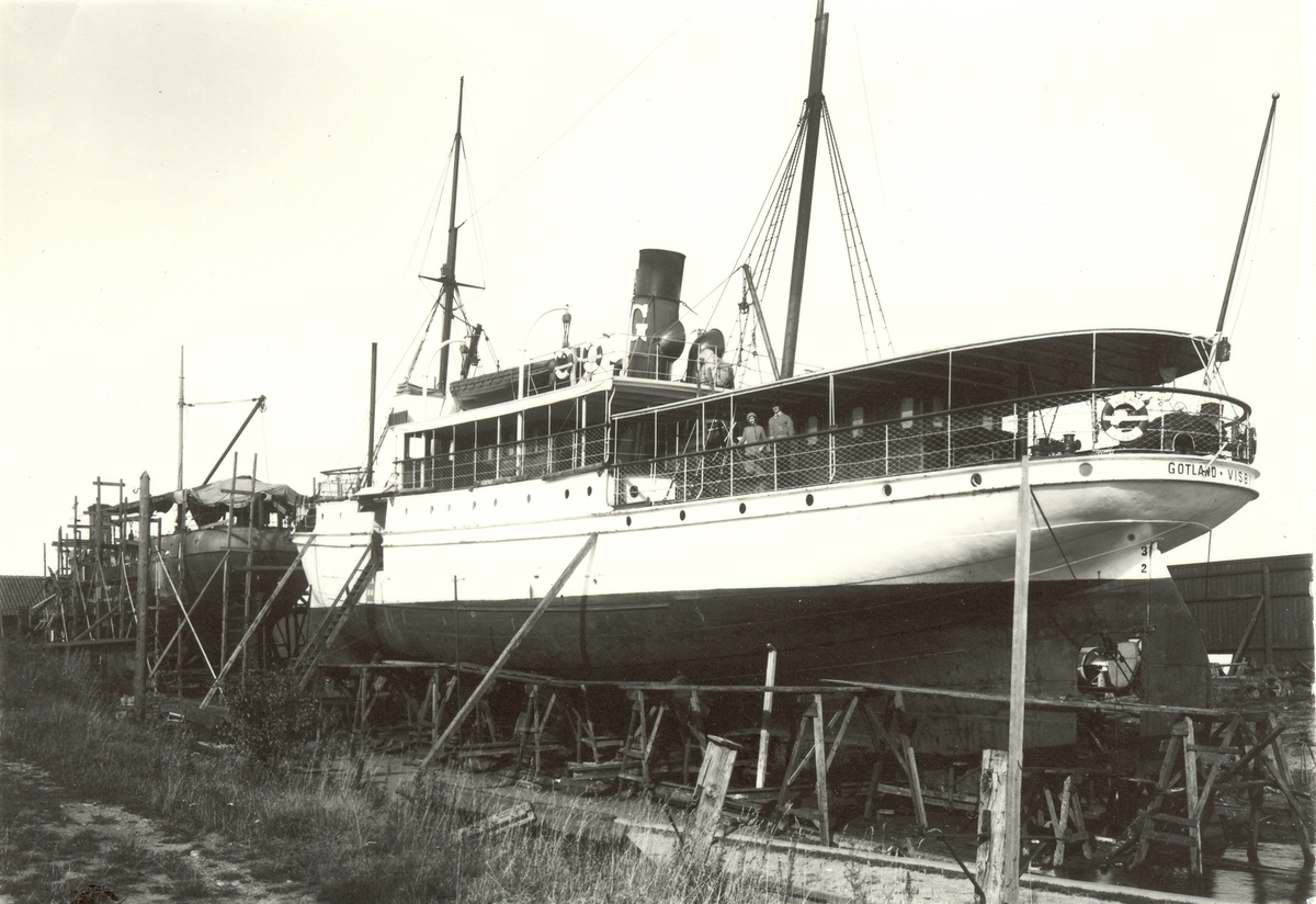Walter Olson, Passagerarfärjan Gotland av Visby reparerades vid Kalmar varv. Trafikerade traden Kalmar- Visby omkring 1930.