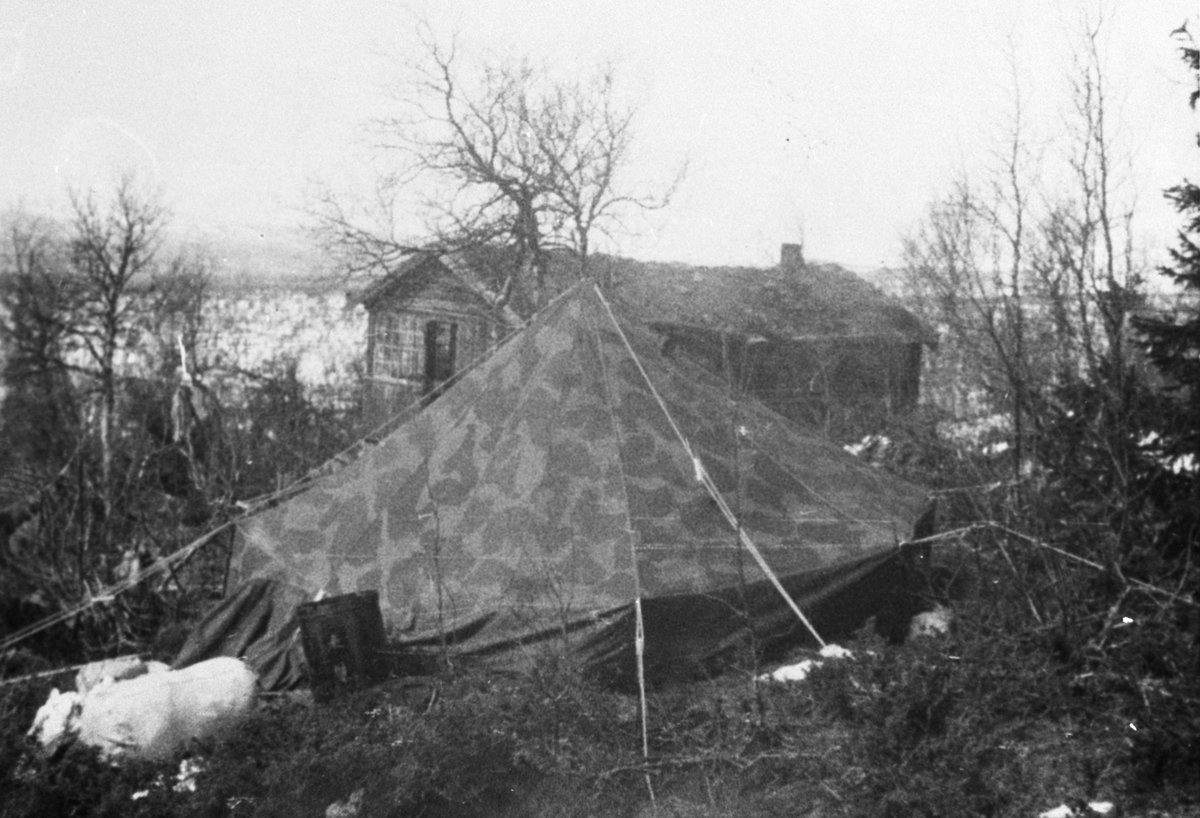 Oddvar Dobloug, Telt satt opp ved Ruudshytta for ekstra soveplass (Se også MINØ.038028)