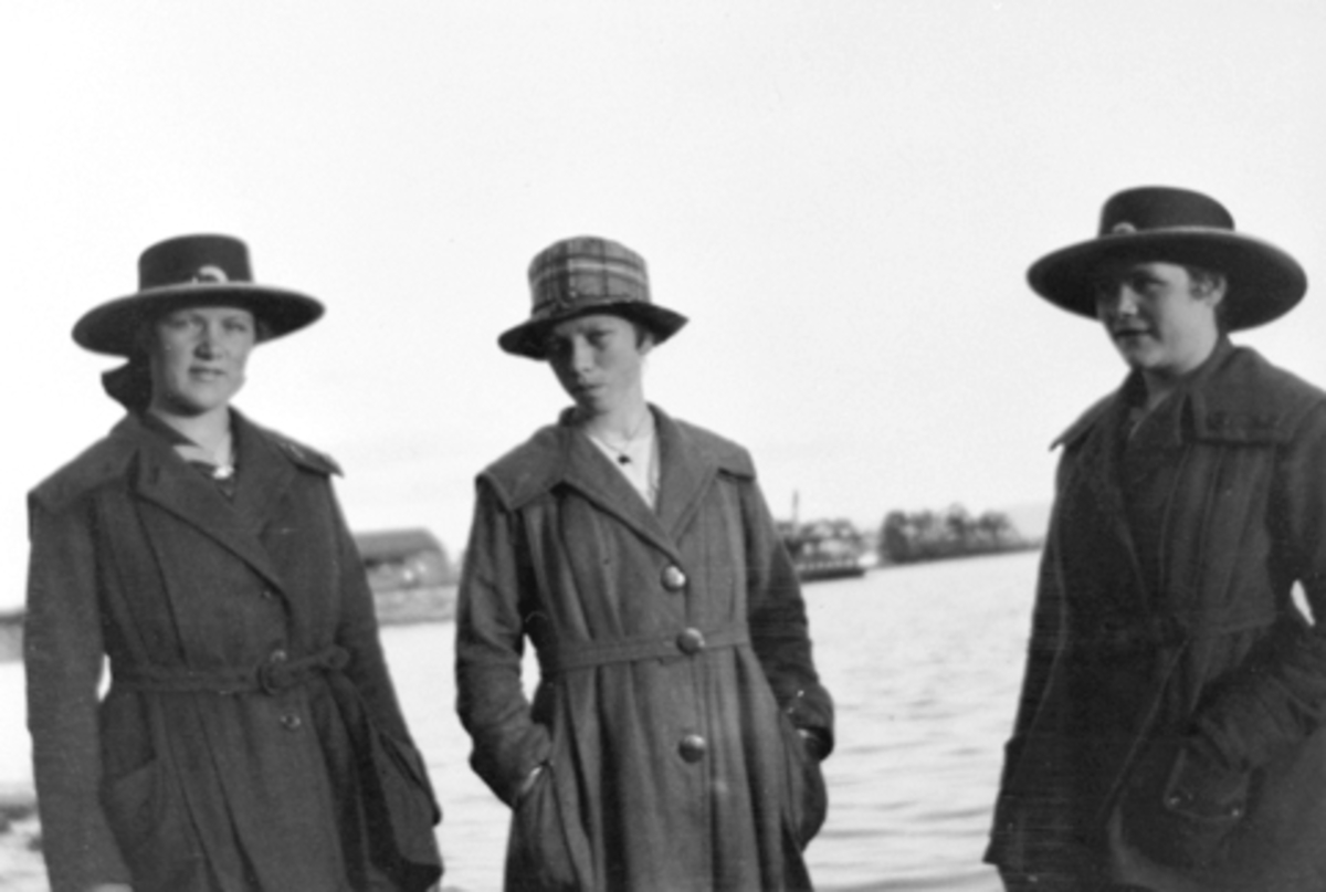 Anno Domkirkeodden, Damer med hatt på tur til Hamar i 1920. Fra venstre Helga Storihle, Oddlaug Jevanord og Kari Storihle.