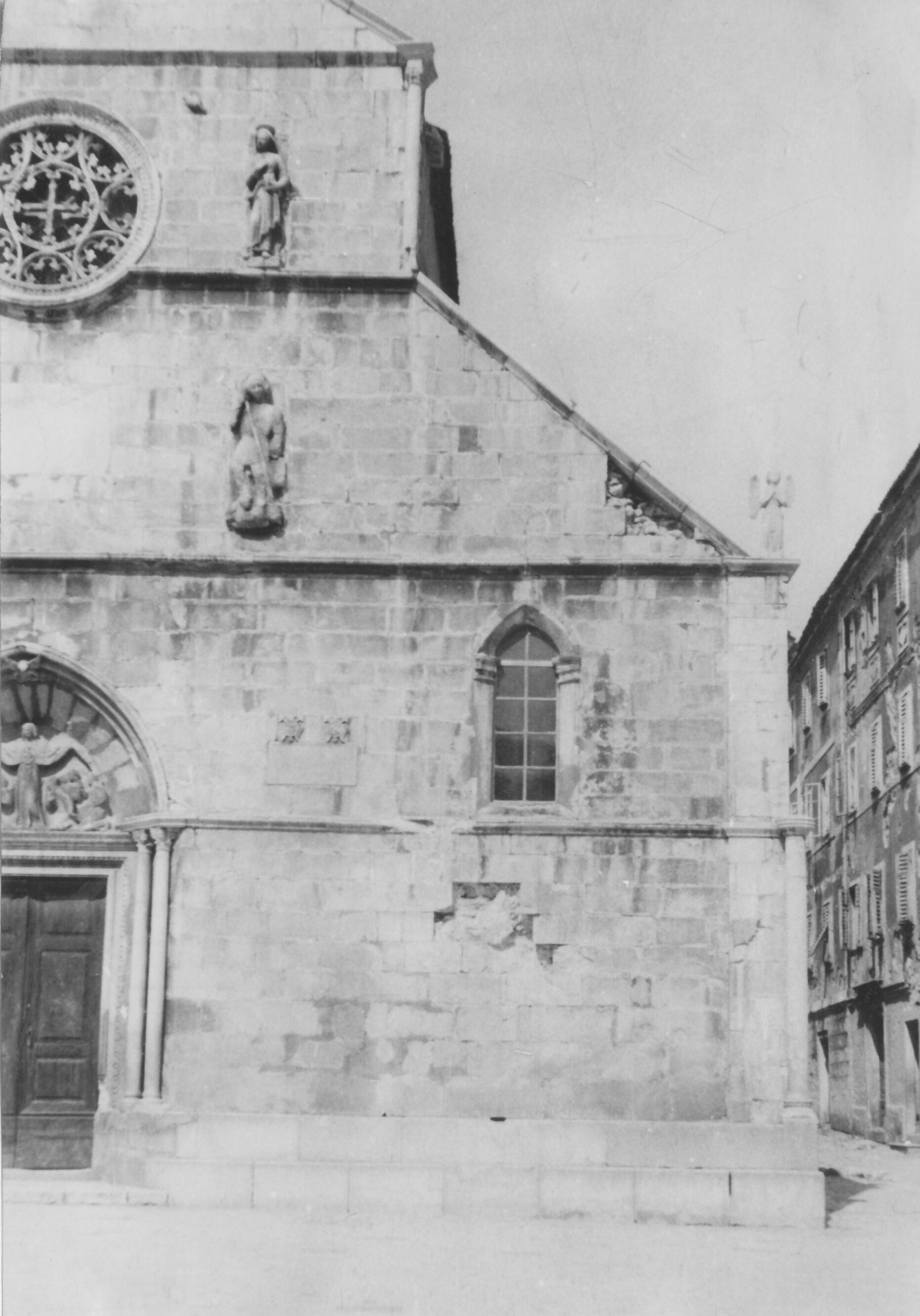 Branko Fučić, Pag, katedrala Uznesenja Blažene Djevice Marije, dio vanjštine: desna, južna strana glavnog pročelja, renesansa